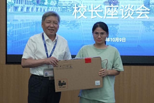 匿名爱心人士向福耀科技大学50名本科生捐赠笔记本电脑