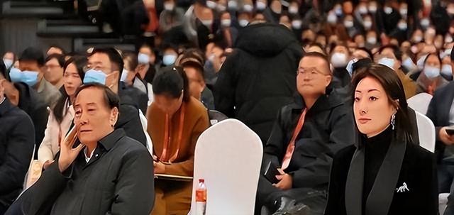 宗庆后私生活再被扒！72岁色心不改掏空身体，4房姨太太争先生娃
