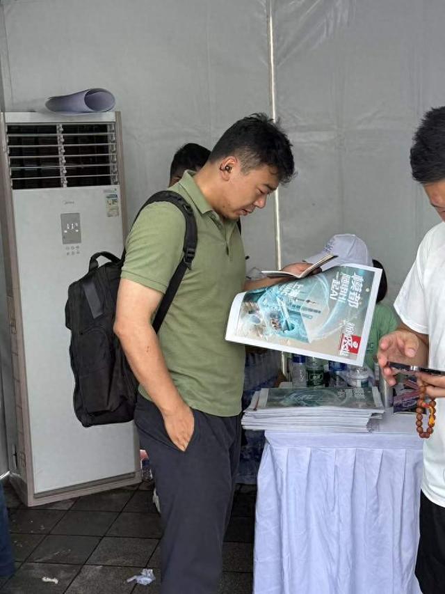 一票难求！世界人工智能大会热度空前，《模都，随申Hi一起AI》特刊亮相会场，有观众靠它吃午饭