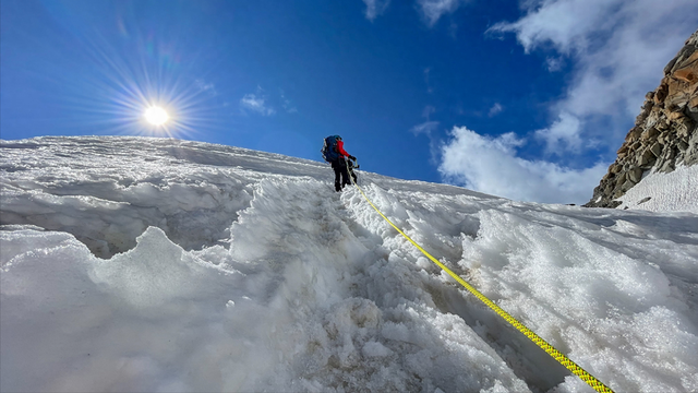 男子成功登顶珠峰，下撤途中却被夏尔巴向导多次抛弃，结果如何？