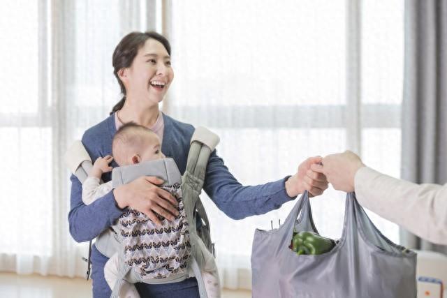 我带孙8年临走时女婿塞给我一張卡……