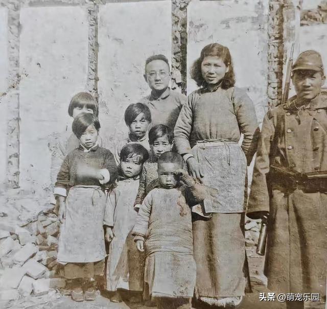 老照片曝光侵略者暴行，被迫微笑背后藏血泪，真相让人愤怒