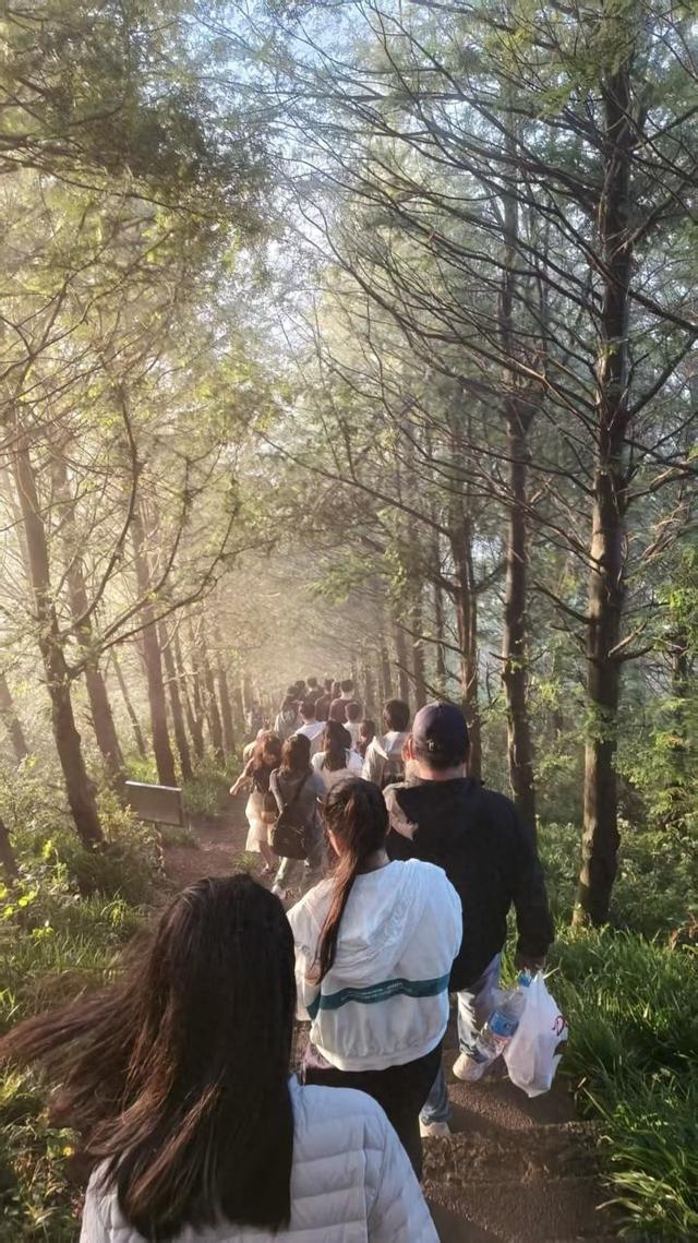 杭州11岁小学生回东阳看外婆，东白山露营看日出，想不到凌晨山顶这么多人！
