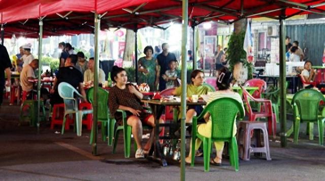 品尝美食、欣赏歌舞、号脉开方……新疆夏日夜经济 多彩体验与新活力