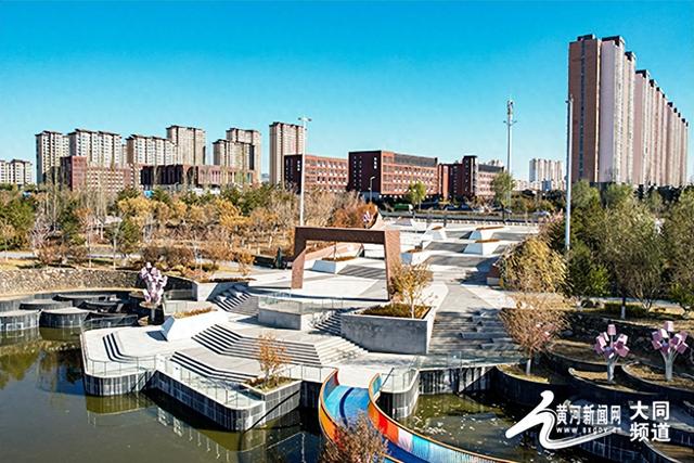 黄花公园秋意深 游客笑语映秋云