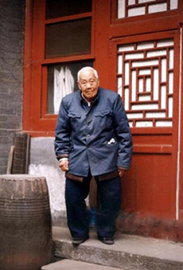 清朝最后一名太监回忆：妃子洗澡从不用手和避讳太监，十分侮辱人