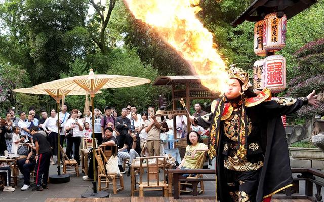 国庆假期第三天，四川多地迎出游热潮，杜甫草堂今日游客环比增长57.9%
