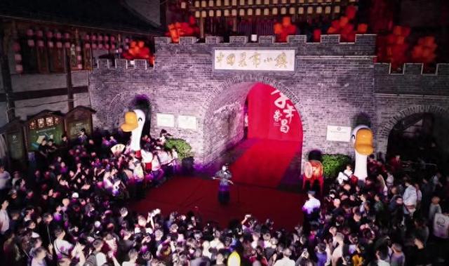 安陶小镇连续两天客流暴增超200%，荣昌宠客上新：根据客流调节帮你找酒店