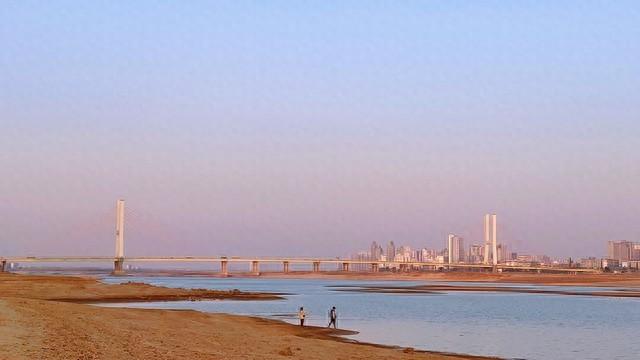 南昌：豫章故郡，洪都新府，从古至今赣江的晚风文脉在此沉淀。