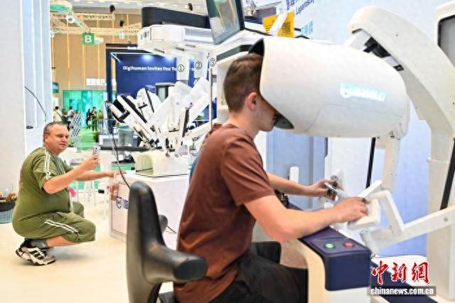 中国医疗机器人亮相广交会 智慧医疗科技走向海外