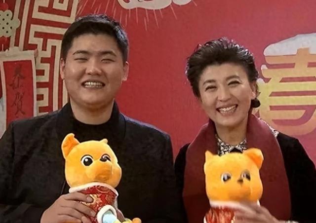 越扒越有	，被人民网点名后，闫学晶又被曝身份造假，成名史太精彩