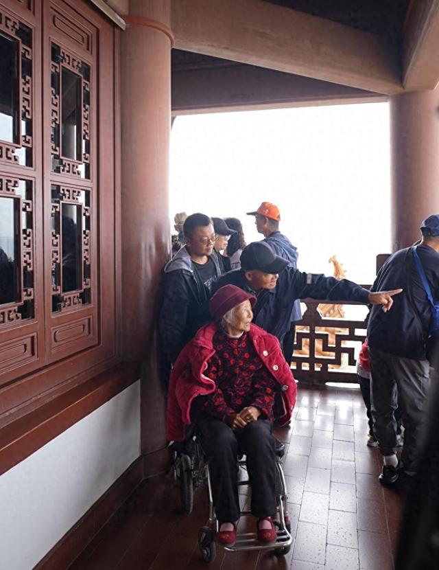 58岁儿子带百岁母亲自驾游中国，重阳节登黄鹤楼望远