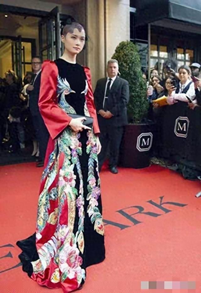 李宇春一到国外就变样！孔雀裙配“铜钱头”惊艳红毯，美得像换脸