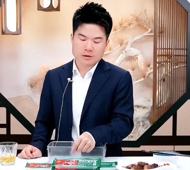 董宇辉，低头了