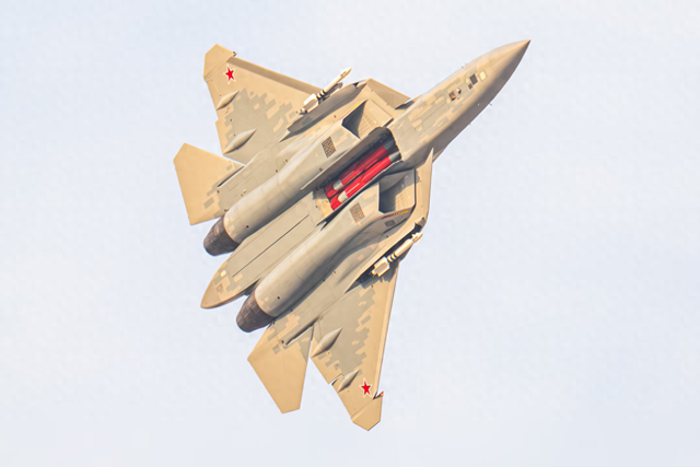 俄罗斯苏-57战机大方开启主弹舱，展示新型反辐射导弹