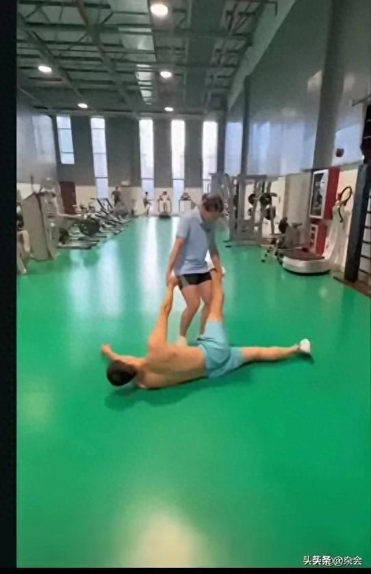 全红婵训练完拖森哥玩水，奥运冠军兄妹情深超有爱！
