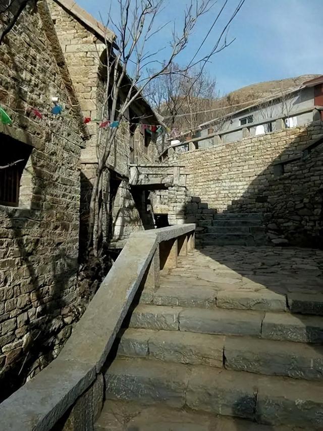 山东这座“悬崖古村”藏不住了！建在百米峭壁上，俯瞰齐鲁山河