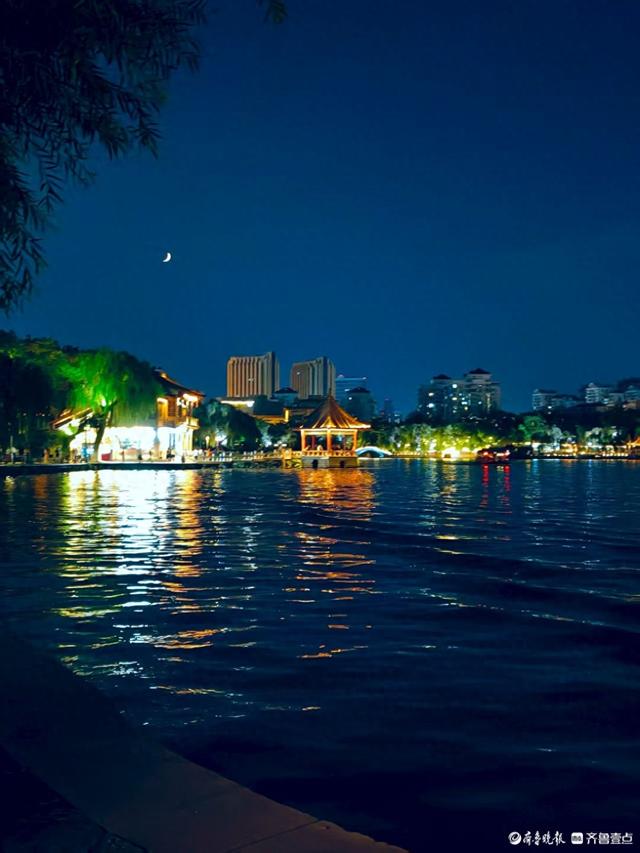 夜晚的大明湖，凉风习习令人陶醉