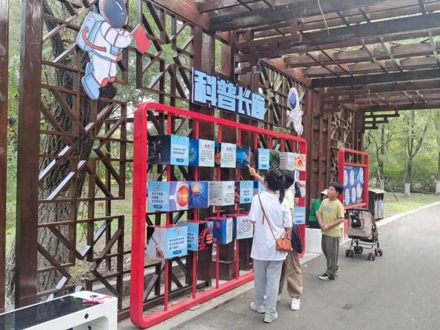 辽河碑林公园新增一处“科普长廊”，市民在游览中感受科学魅力