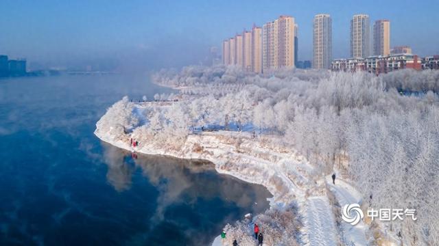 蓝天邂逅雾凇 吉林开启“仙境”模式