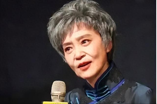 65岁刘雪华新造型曝光，嘴唇干瘪皱纹堆积老年斑，殷桃直呼认不出