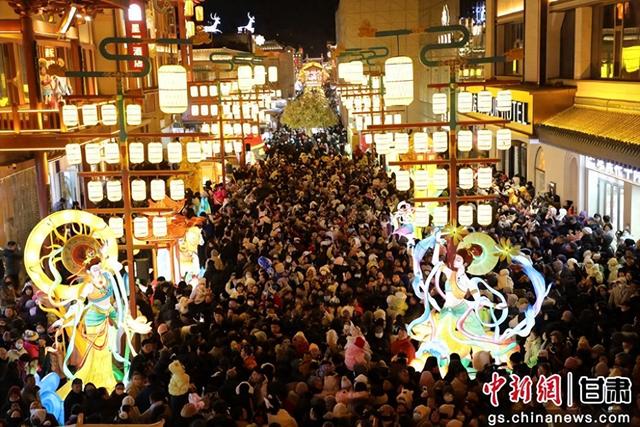 敦煌灯会点亮冬春文旅消费新引擎
