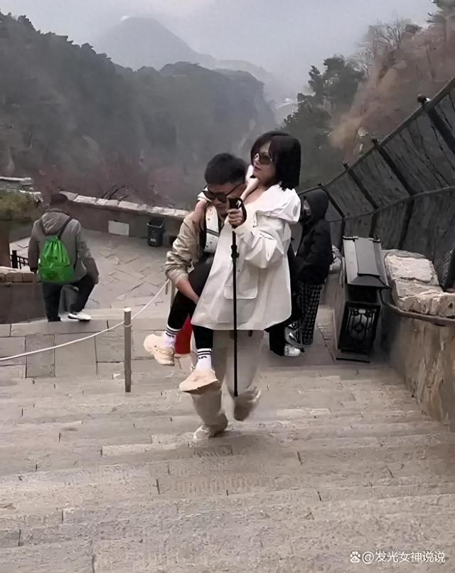《峨眉山陪爬走红背后，当登山撞上安全焦虑，我们该警惕什么！》