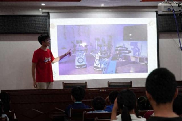 电子科技大学志愿服务队让机器人走进苗乡侗寨