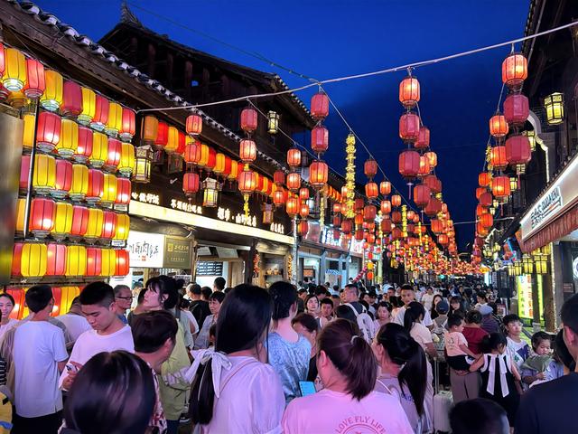 “老，特、新”让千万游客涌入安顺古城