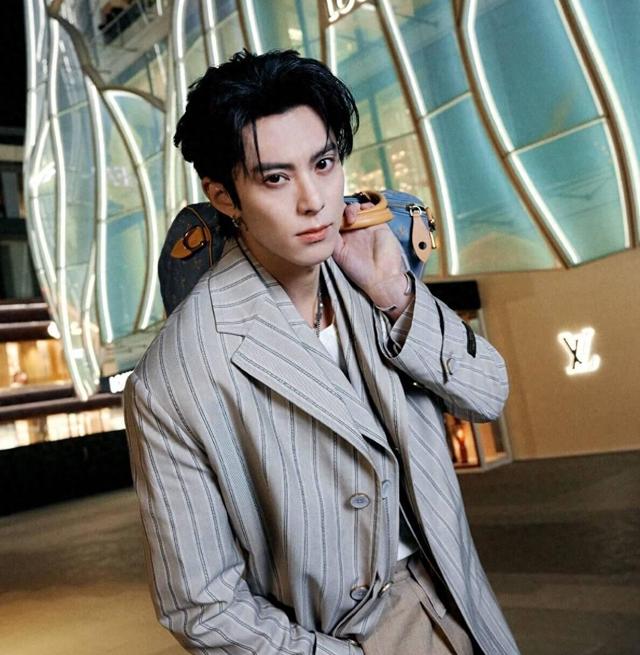 王鹤棣十年绯闻又起？神秘女生现身演唱会背后的乱局揭秘