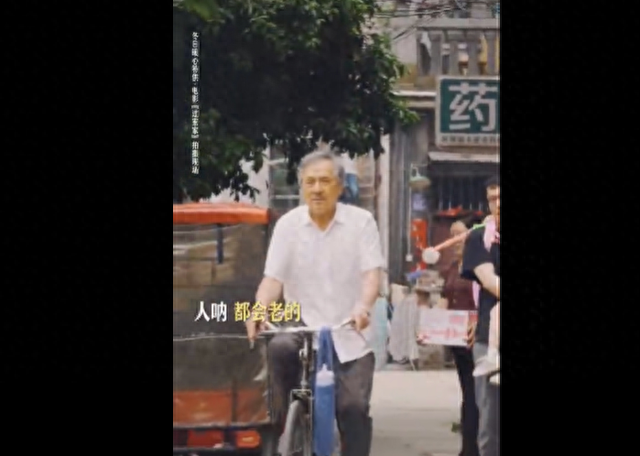 71岁成龙白发引热议，本人回应：做过那么多危险动作	，还能慢慢变老是幸运