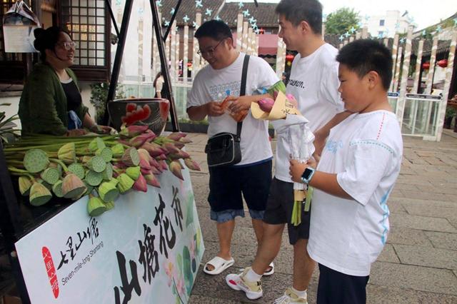 江苏苏州：山塘街荷花俏销 感受初秋浪漫