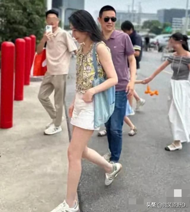 网友超市偶遇李斌夫妇！CEO零架子握手拍照，妻子侧颜美上热搜