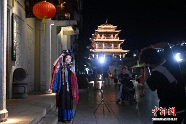 国庆假期 游客夜游广东侨乡潮州