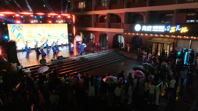 “岩舞星河 艺启狂欢”石家庄市文化进基层惠民演出暨嶂石岩狂欢夜活动举办