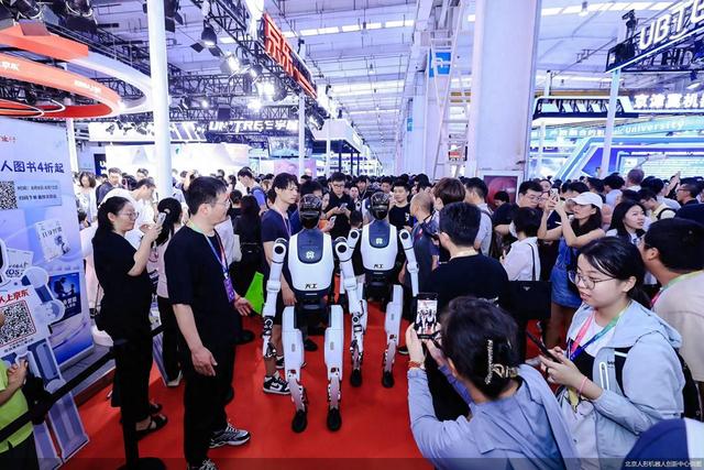 2025世界机器人大会|从“最能跑”到“最好用” 北京加速具身智能产业化