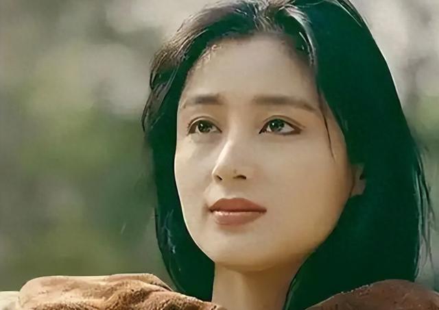 长得太美被导演占为己有，4年后生下大明星儿子，17岁就成男一号