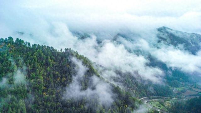 甘肃天水：深秋小陇山景美如画