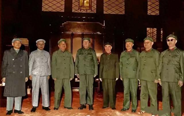 毛主席个子确实高，看着他的衣服有点小	，这是66年与五大元帅合影