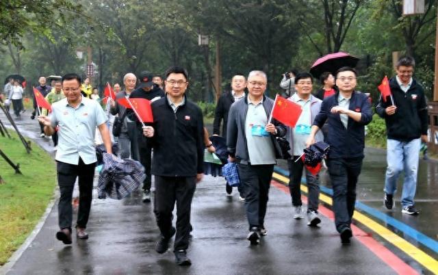 市教育局与移动公司联合举办职工徒步迎国庆活动