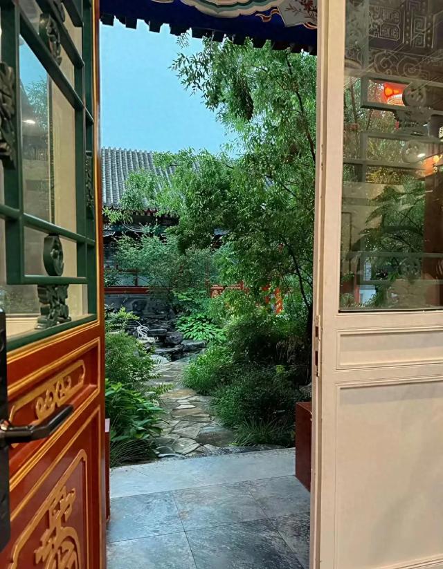 李湘在平台晒自家北京小院，大到让网友以为是景区，真的太有钱了