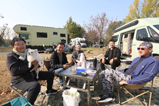 金秋美景醉游人 露营房车好生活