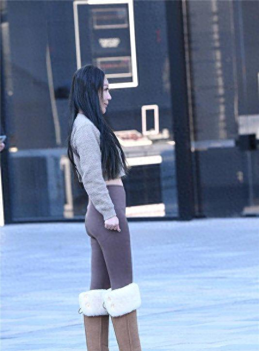 冬季穿着有瑜伽裤，也是对自己身材自信，还是要注意保暖