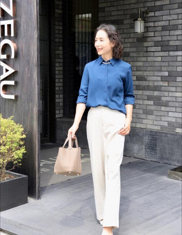 这是我见过最有气质的妈妈：63岁个子不高却端庄，穿衣优雅又贵气