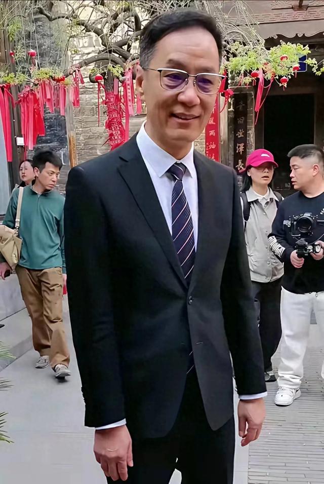 63岁冯远征带71岁妻子梁丹妮回陕西韩城老家，两人牵手逛景点