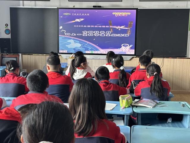 同上一堂科学课：航天英雄杨利伟点燃青海学子航天梦