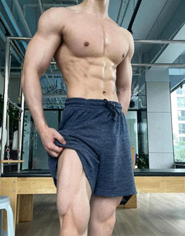 26岁北京自由健身教练，晒泵感肌肉，这身材可以制霸健身房了