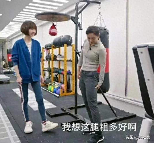 42岁贾玲和53岁鲁豫同款照好吓人，饿瘦的和运动瘦的差距太明显了
