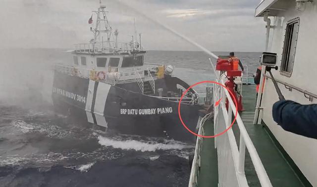 中国不再手下留情，黄岩岛现场画面传开，菲船员被打的抱头鼠窜