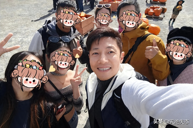 央视主持人携妻女出国旅游，住3800元酒店被骂惨，撒贝宁牵连其中